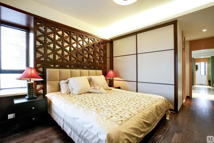 广泛地运用木材和其他的天然原材料,选用深木色的家具.